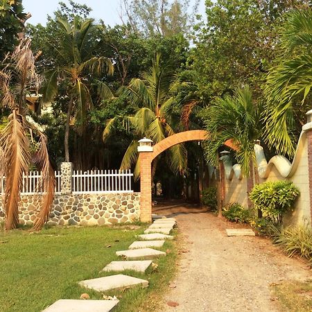 Sea Eye Hotel - Tropical Building Utila Exterior foto